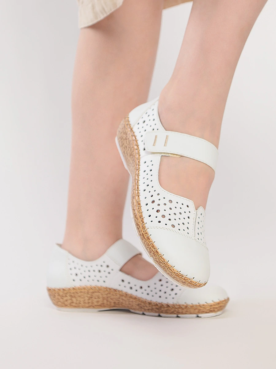 Туфли белого цвета со сквозной перфорацией